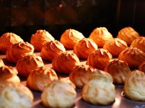 观察表面水份是否完全蒸发。「如果没有，可适当延迟3分钟」考好得泡芙不必马上取出，烤箱门开一条小缝隙，待缓缓冷却后取出。