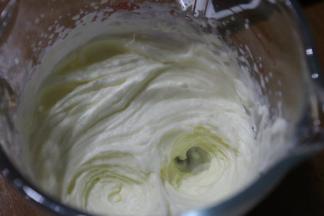 淡奶油加白打发。(现吃现夹，17个的量)底部用筷子撮个洞就可以把奶油挤入了。