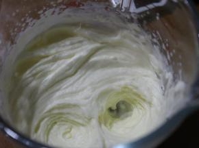 淡奶油加白打发。(现吃现夹，17个的量)底部用筷子撮个洞就可以把奶油挤入了。