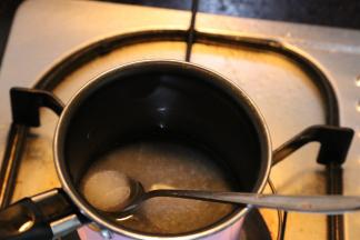 接下来做糖丝，把糖和水放小锅里熬煮至麦芽糖的转态！泡芙用勺子沾少许糖浆围着纸质圆柱体贴上即可「圆柱体忘记拍照了，会做吧，哈哈哈，为了卫生起见圆柱体外包一层锡纸！」贴满泡芙塔后，将用勺子拉出糖丝围绕周围即可！