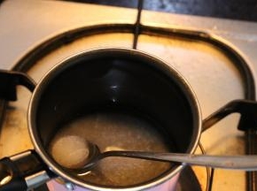 接下来做糖丝，把糖和水放小锅里熬煮至麦芽糖的转态！泡芙用勺子沾少许糖浆围着纸质圆柱体贴上即可「圆柱体忘记拍照了，会做吧，哈哈哈，为了卫生起见圆柱体外包一层锡纸！」贴满泡芙塔后，将用勺子拉出糖丝围绕周围即可！