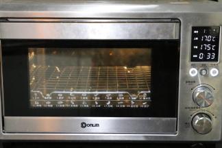 .东菱烤箱上火170度，下火175度，底层35分钟，预热5分钟，待30分时放入烤箱。