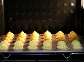 放入最底层。关上烤箱后千万千万就不能开烤箱了，以免出现泡芙表面蒸发水分时，烤箱内温度偏差，引起回缩现象。