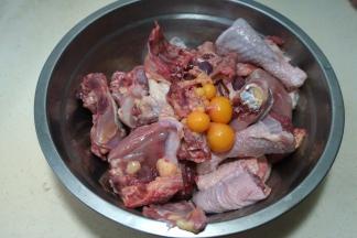 拆剁成大块，内有一串未形成的鸡蛋，也是很好吃的别扔掉