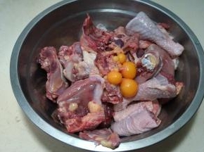 拆剁成大块，内有一串未形成的鸡蛋，也是很好吃的别扔掉