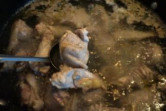 水开后煮一分钟，用漏勺将鸡块从滚开处捞出，避免沾上浮沫