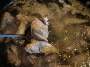 水开后煮一分钟，用漏勺将鸡块从滚开处捞出，避免沾上浮沫