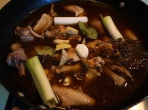 另起一锅，放热水，材料中的所有调料除盐外全部入锅中，水烧开后将鸡块入锅中，小火，盖盖，慢慢焖炖