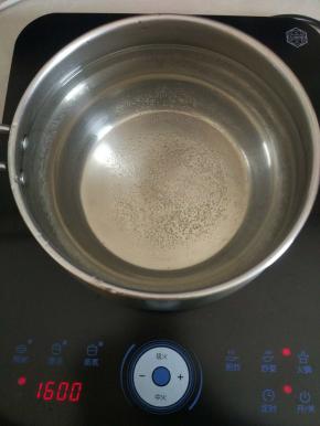 准备1500毫升水烧开（龟苓膏粉和水的配比是10克粉，200毫升水）按此方法可以多量调制