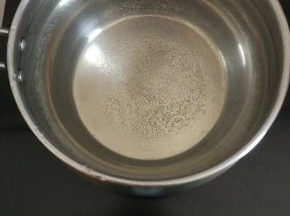 准备1500毫升水烧开（龟苓膏粉和水的配比是10克粉，200毫升水）按此方法可以多量调制