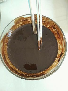 将75克龟苓膏粉放入碗中，加入适量温开水调成稀糊状，搅拌至没有颗粒，不放心可以过一下筛