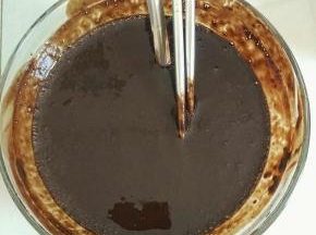 将75克龟苓膏粉放入碗中，加入适量温开水调成稀糊状，搅拌至没有颗粒，不放心可以过一下筛