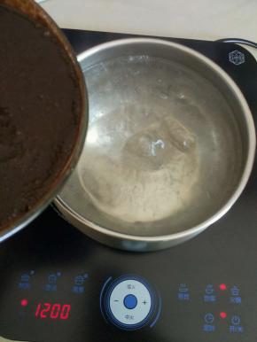 将调好的龟苓膏粉糊，倒入提前煮开的沸水中边搅拌，倒入粉糊的时候要把火调小，以防一下子烫熟影响口感，（由于是一个人做的，没人帮忙拍照，所以只好做做样子了）