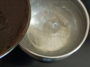 将调好的龟苓膏粉糊，倒入提前煮开的沸水中边搅拌，倒入粉糊的时候要把火调小，以防一下子烫熟影响口感，（由于是一个人做的，没人帮忙拍照，所以只好做做样子了）