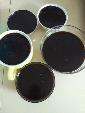 拿勺子分装小碗，冷却以后放入冰箱冷藏