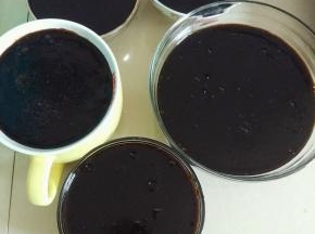 拿勺子分装小碗，冷却以后放入冰箱冷藏