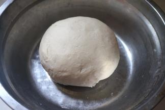 粉入盆中，做一壶开水，晾3分钟后再逐量倒入面粉中，用筷子先搅成絮状，待手温能接触时，揉成较光滑的面团，饧15分钟后再揉一次，更加滋润，不要过度揉，能成团就可以