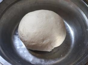粉入盆中，做一壶开水，晾3分钟后再逐量倒入面粉中，用筷子先搅成絮状，待手温能接触时，揉成较光滑的面团，饧15分钟后再揉一次，更加滋润，不要过度揉，能成团就可以