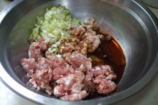 猪肉馅中倒入适量的盐、生抽、香油，一棵大葱切末
