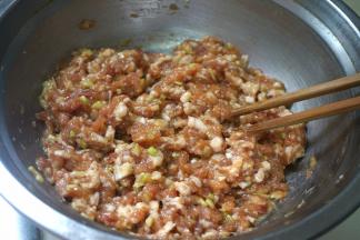 顺着一个方向搅拌均匀，再逐量加点凉水，使肉馅更均匀，吃的时候也会有肉汁