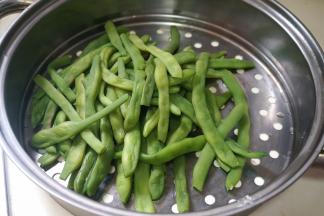 豆角入开水锅中煮熟，一定要充分煮熟噢，后面蒸的时候就省事了