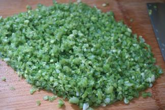 切碎剁末，里面有些豆角汁，不要攥，全是营养