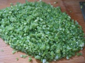 切碎剁末，里面有些豆角汁，不要攥，全是营养