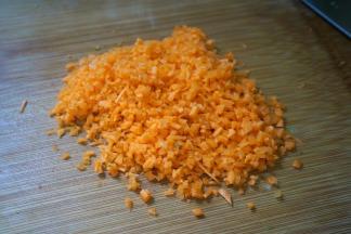 再来半根胡萝卜切成碎末