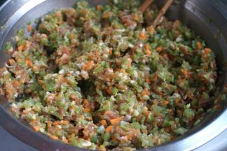 全部材料入肉馅盆中，先不要搅拌，包之前再拌，防止出汤