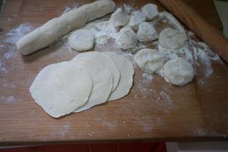 饧好的面团取出，放在案板上，搓成长条，再切成大小均匀的剂子，跟平时包饺子的差不多大，擀成一样薄厚的皮，因为是烫面的，所以不用边缘薄中间厚