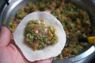 舀适量馅放在皮子中间