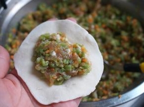 舀适量馅放在皮子中间