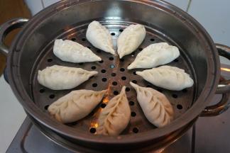 蒸完一锅再来蒸这锅，也同样要在蒸屉上抹一层油，大火上汽后蒸8-10分钟，可直接出锅，不需要焖