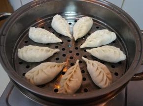 蒸完一锅再来蒸这锅，也同样要在蒸屉上抹一层油，大火上汽后蒸8-10分钟，可直接出锅，不需要焖