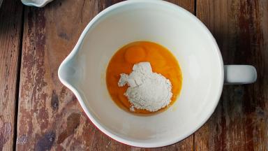 鸡蛋打入盆中再倒入全部糖粉，电动打蛋器开中档打发蛋糊