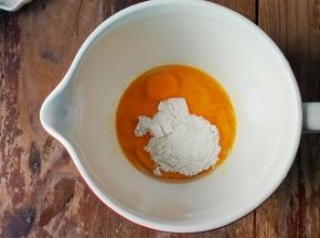 鸡蛋打入盆中再倒入全部糖粉，电动打蛋器开中档打发蛋糊