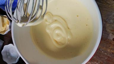 蛋糊打发至打蛋器提起纹路不会消失