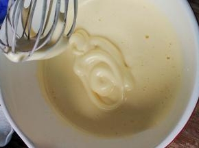 蛋糊打发至打蛋器提起纹路不会消失