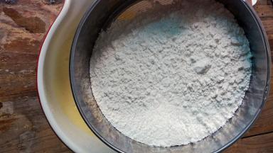 糯米粉中倒入泡打粉混合均匀