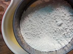 糯米粉中倒入泡打粉混合均匀