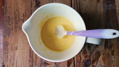 把混合好的米粉筛入蛋糊中切拌至无颗粒