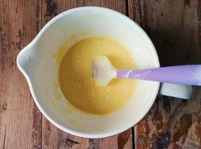 把混合好的米粉筛入蛋糊中切拌至无颗粒