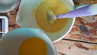 融化好的黄油里加入牛奶混合好，倒入米粉糊中翻拌