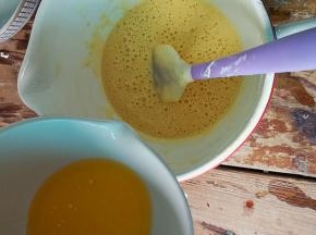 融化好的黄油里加入牛奶混合好，倒入米粉糊中翻拌