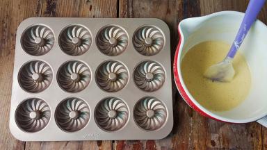 模具涂好脱模膏再倒入米粉糊，八分满，轻微震动下