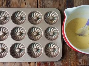 模具涂好脱模膏再倒入米粉糊，八分满，轻微震动下