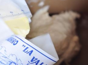 揉成团后，加入黄油再揉15分钟。