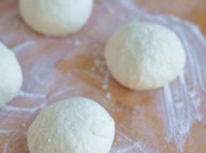 面团发酵至两倍大后，分割成四份，松弛10分钟后，滚圆。