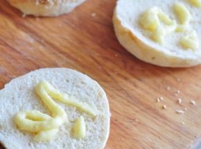 鸡蛋和火腿用煎锅煎熟，和生菜一起摆好，做为汉堡夹层。