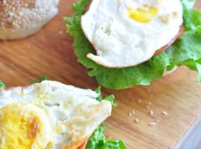 把最上层的面包盖好即可。